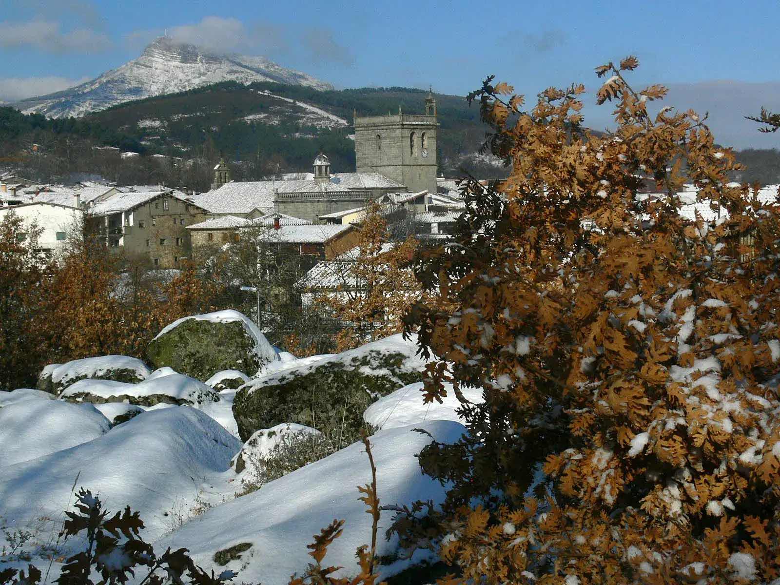 La Alberca nevada con la Peña de Francia al fondo