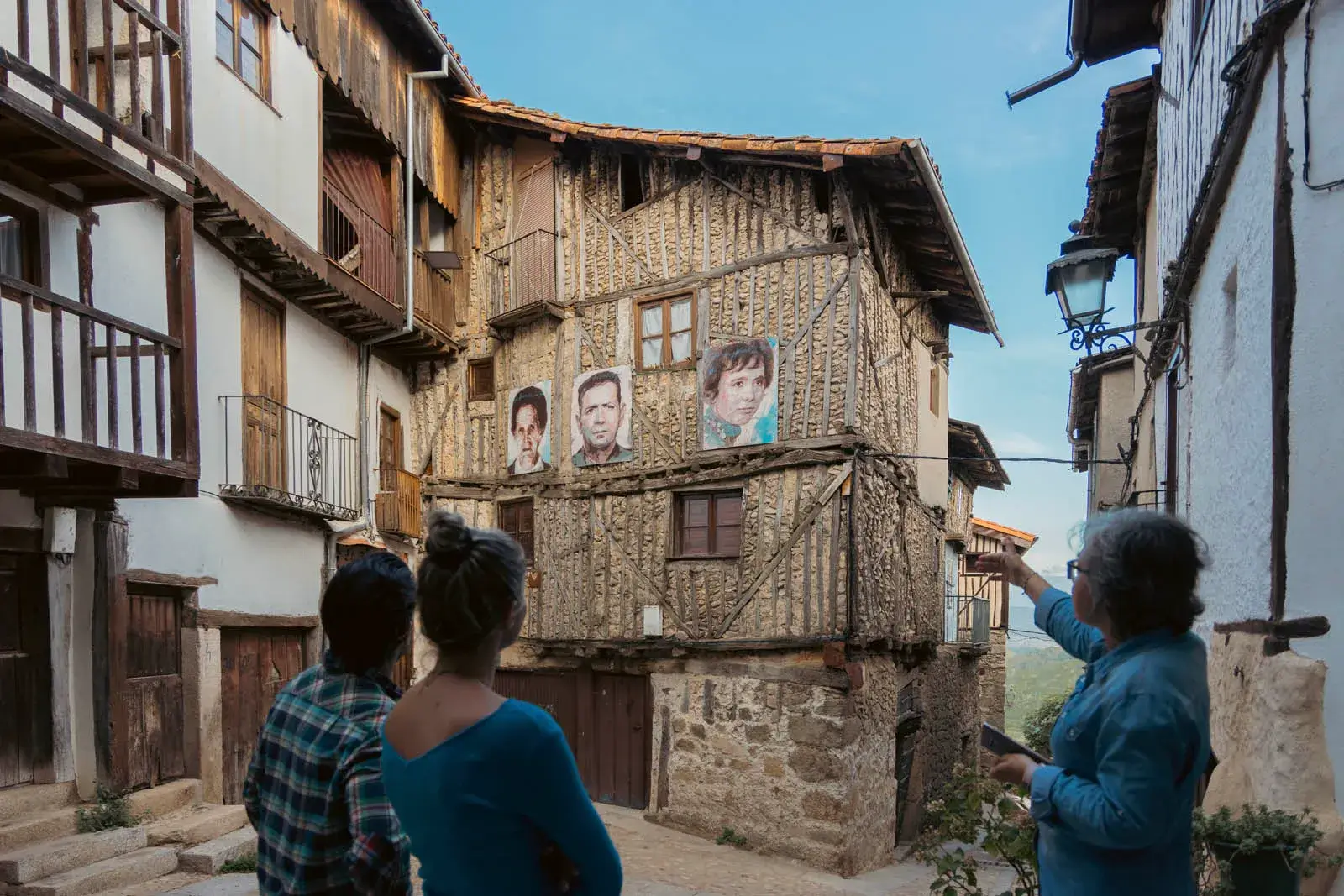Retratos y construcción tradicional en Mogarraz