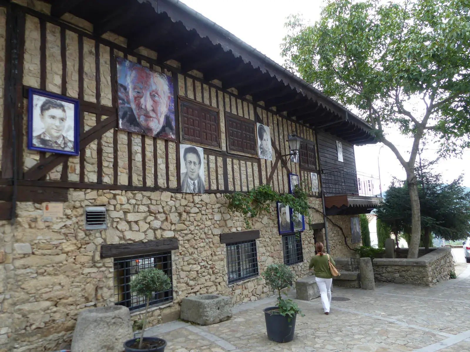 Casa de Piedra y Madera con retratos en Mogarraz