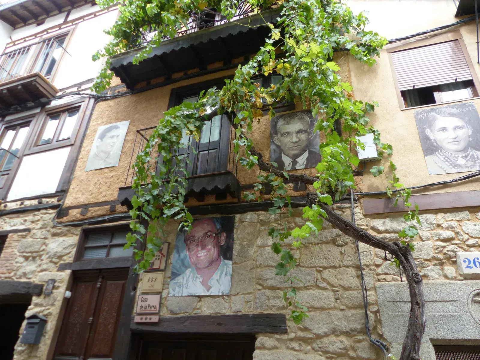 Retratos en una casa de Mogarraz