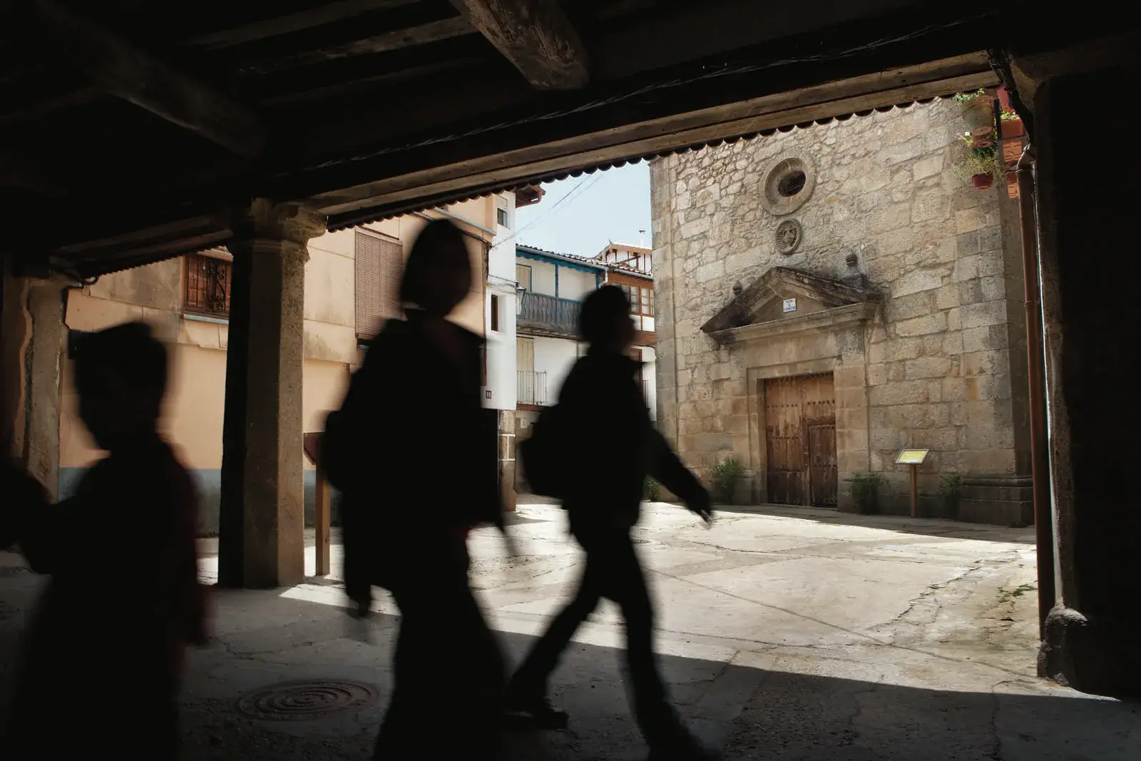 Vista de la Iglesia de San Sebastián desde la Torre del Concejo de Sequeros