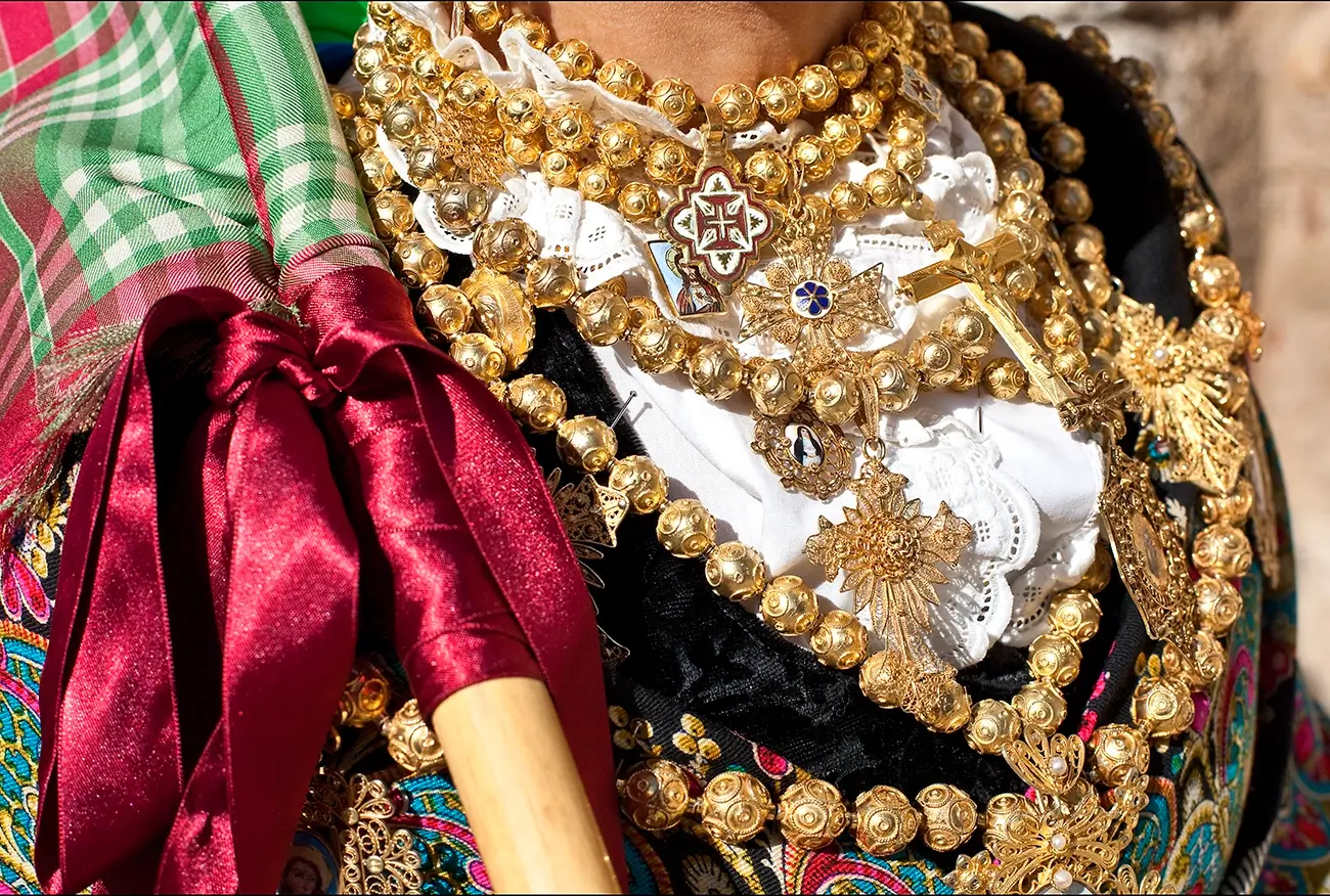 Alhajas en traje tradicional