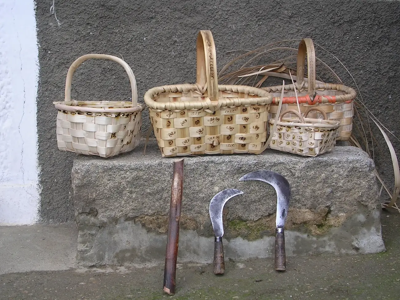 Herramientas y cestos de castaño