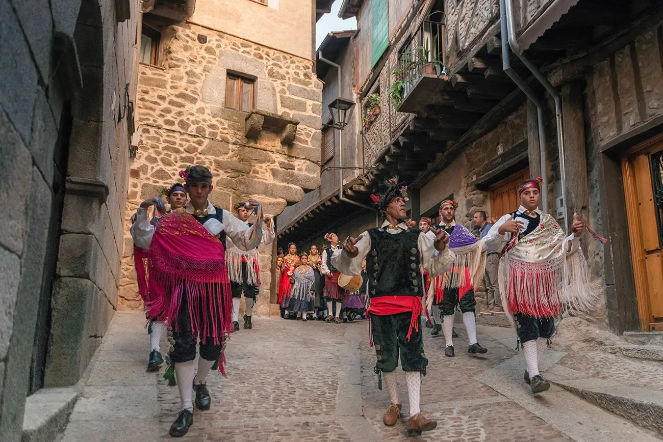Trajes y calle tradicional con desfile en Miranda del Castañar